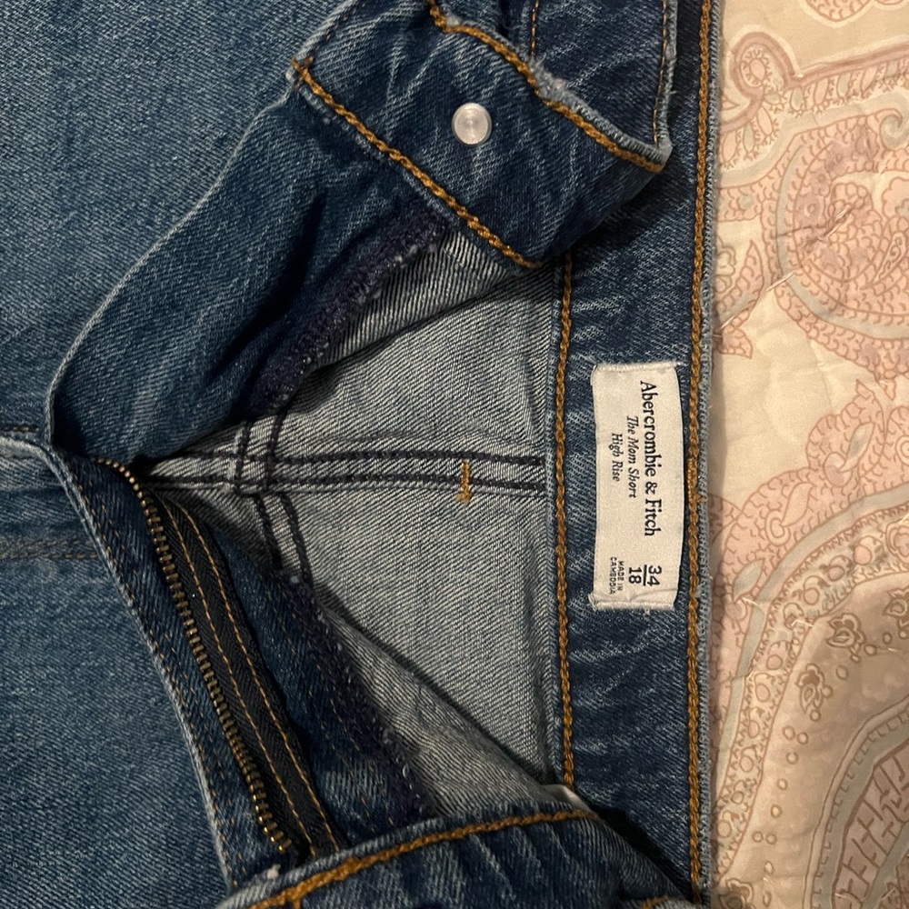 A&F High Rise Mom Short - Picture 2 of 4